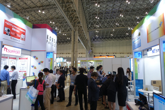 8일 일본 치바 마쿠하리 메쎄에서 열린 '인터롭 도쿄 2016'전시회에 문을 연 한국관 모습  한국정보산업연합회 제공